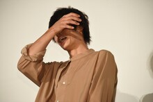 顔を手で覆う窪田正孝。