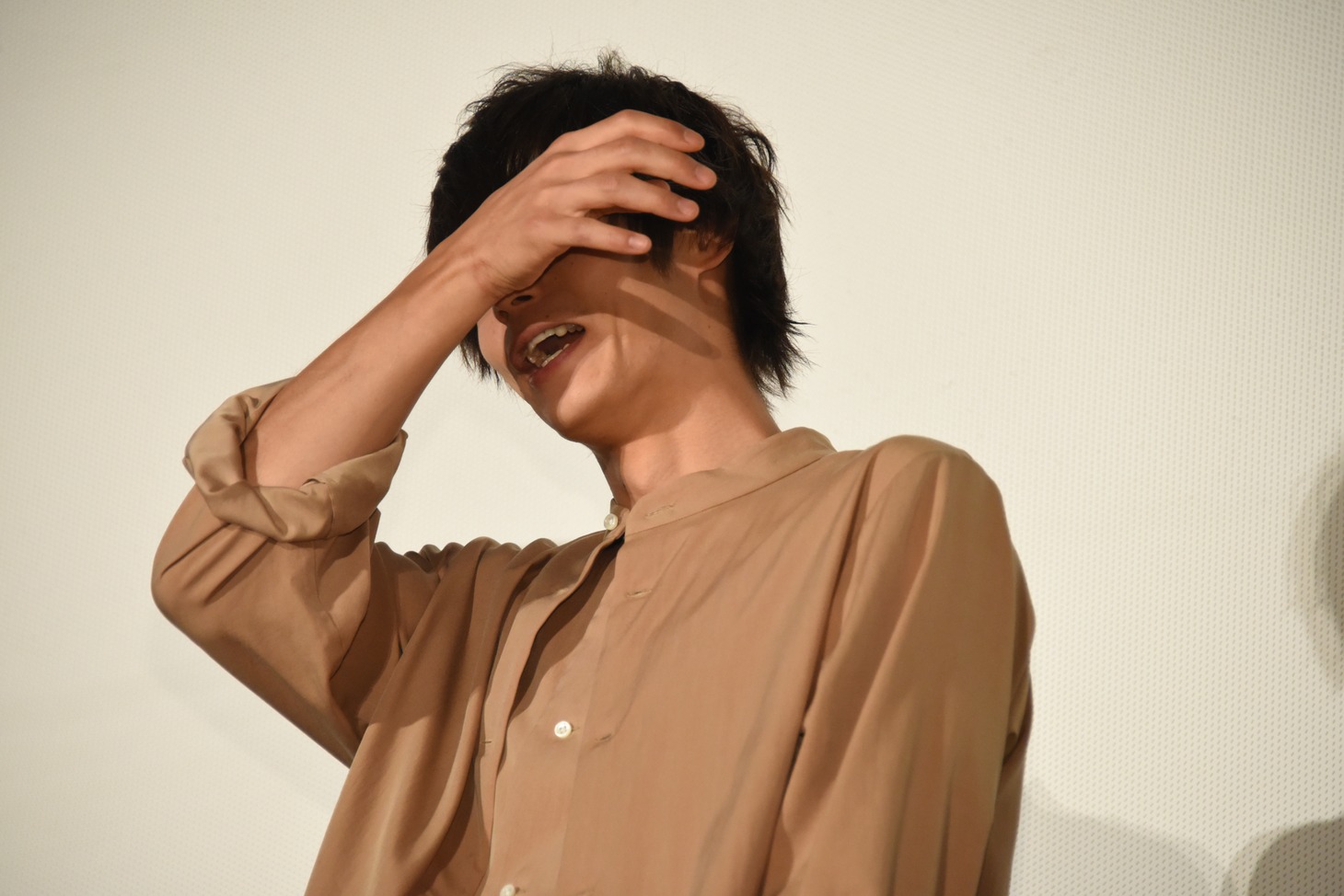 顔を手で覆う窪田正孝。