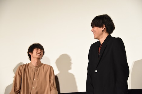 左から窪田正孝、野田洋次郎。
