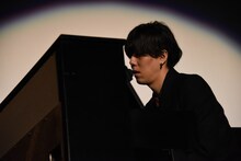 「BANKA」をピアノ弾き語りで披露するillionこと野田洋次郎。