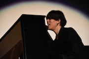 「BANKA」をピアノ弾き語りで披露するillionこと野田洋次郎。