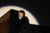 「BANKA」をピアノ弾き語りで披露するillionこと野田洋次郎。