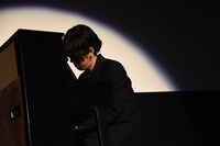 「BANKA」をピアノ弾き語りで披露するillionこと野田洋次郎。