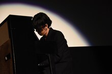 「BANKA」をピアノ弾き語りで披露するillionこと野田洋次郎。