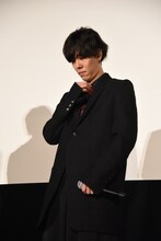 襟を直す野田洋次郎。