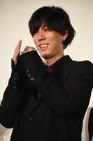 拍手をする野田洋次郎。