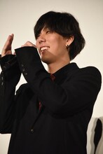 拍手をする野田洋次郎。