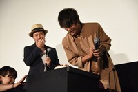 ケーキを覗き込む窪田正孝（右）。