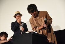 バースデーケーキを見つめる窪田正孝（右）。