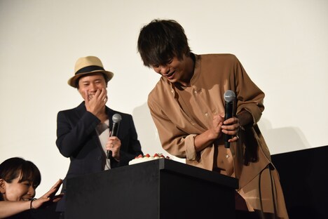 バースデーケーキを見つめる窪田正孝（右）。