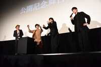 窪田正孝の誕生日を祝う登壇者たち。