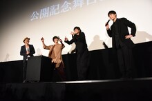 窪田正孝の誕生日を祝う登壇者たち。