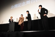 窪田正孝の誕生日を祝う登壇者たち。