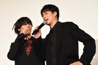 「ようやった」と鈴木伸之の肩を叩く野田洋次郎（左）。