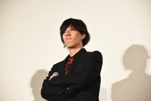 腕を組む野田洋次郎。