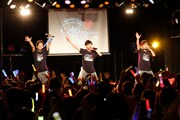 SECRET GUYZのライブの様子。（撮影：M.キセキ）