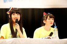 左から廣田あいか、真山りか。