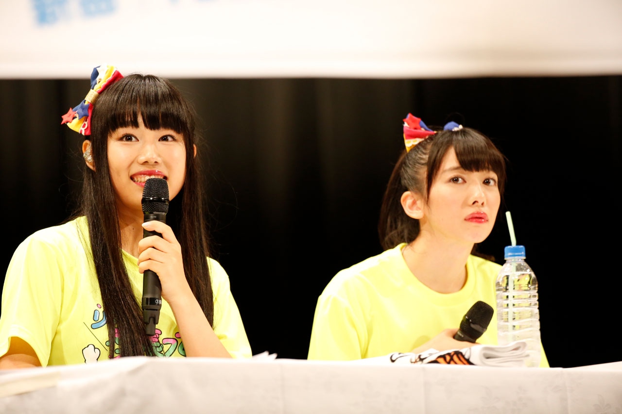 左から廣田あいか、真山りか。