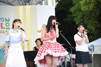 左から優奈（ANNA☆S）、溝⼿るか（SUPER☆GiRLS）、日高麻鈴（さくら学院）。