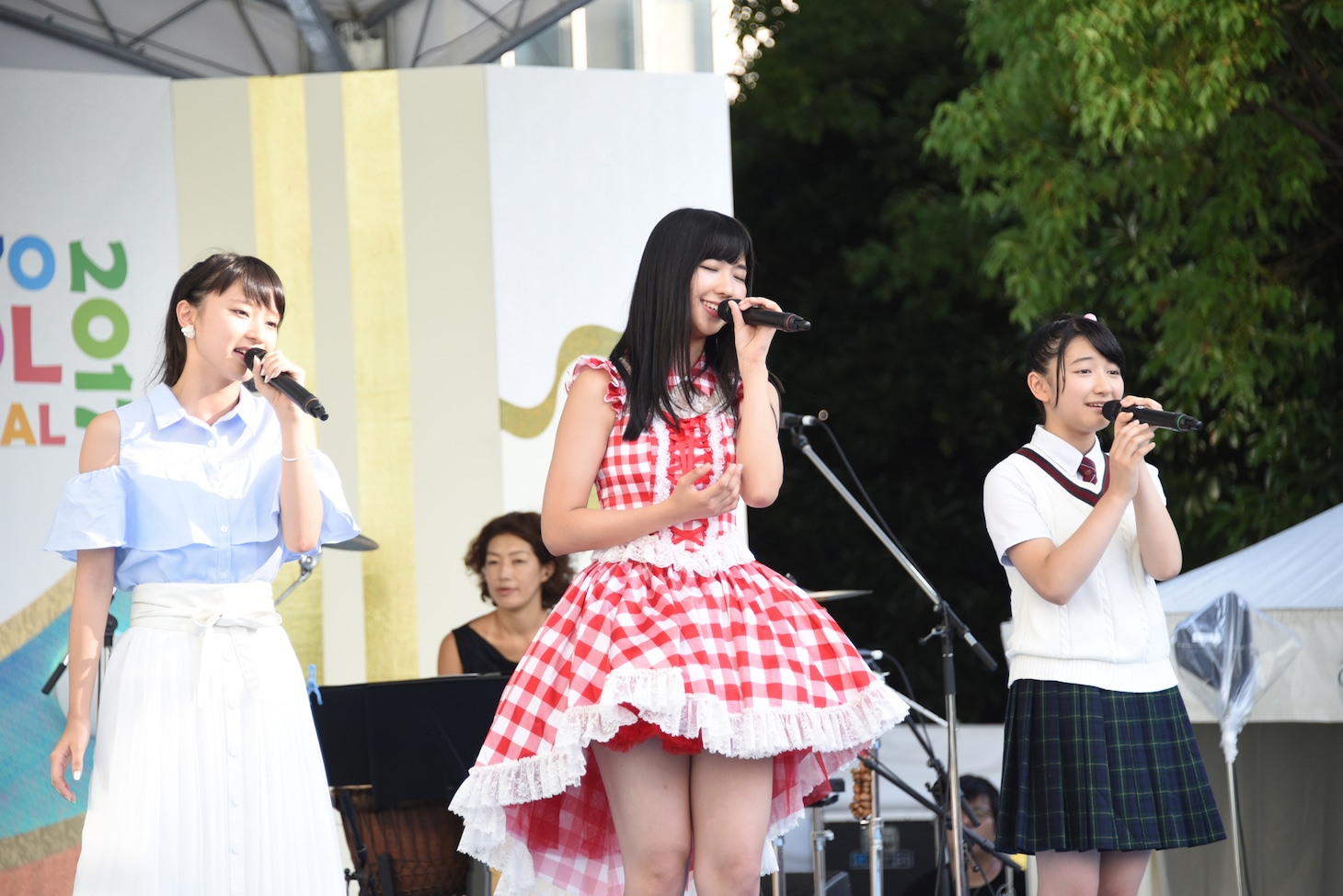 左から優奈（ANNA☆S）、溝⼿るか（SUPER☆GiRLS）、日高麻鈴（さくら学院）。