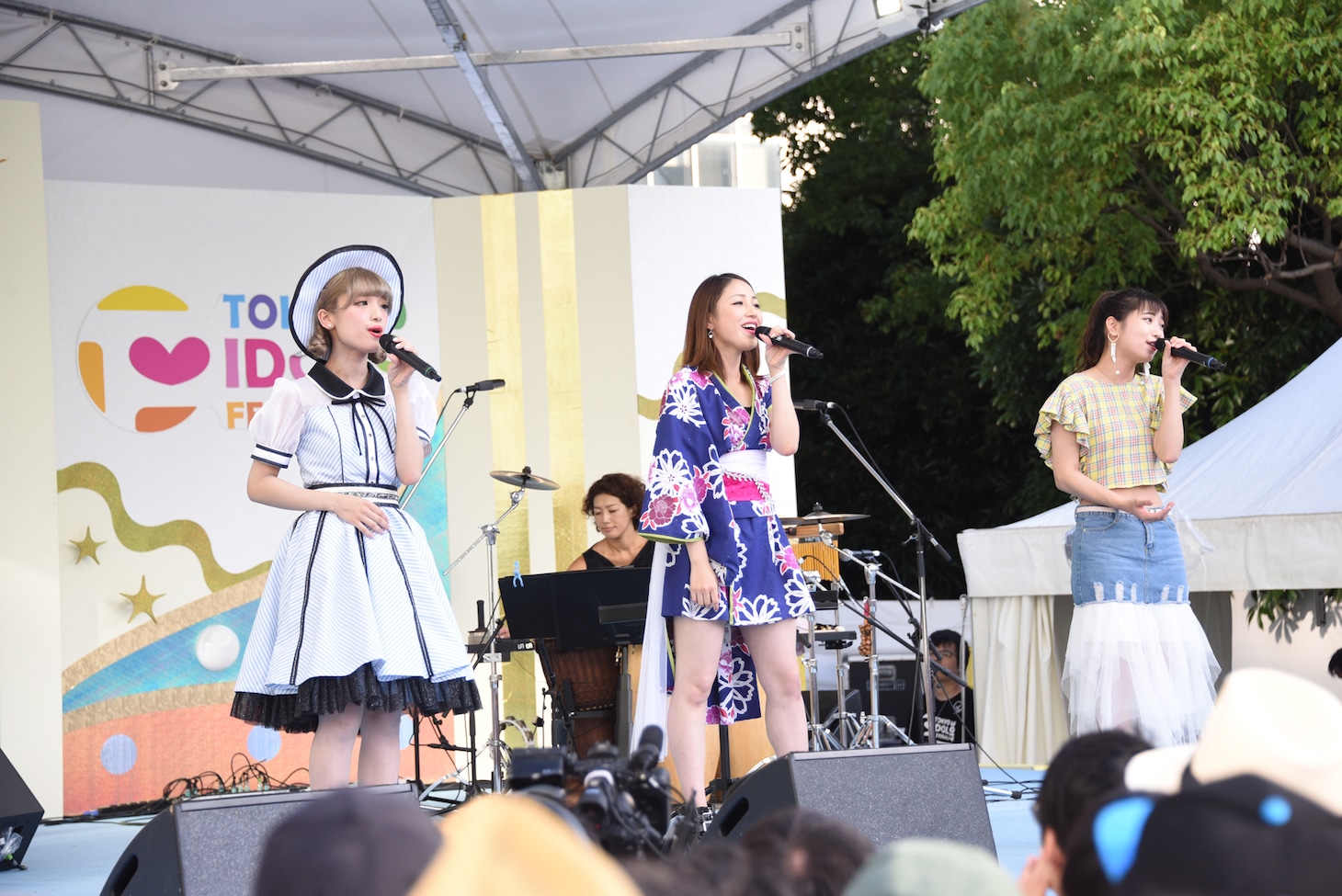 左から宮谷優恵（アキシブproject）、吉川友、上野優華。