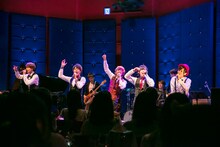CUBERS「夏の“踊らないワンマン”～豪華なフルバンド編成！生演奏でお届けします～」の様子。（撮影：牛島康介）