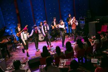 CUBERS「夏の“踊らないワンマン”～豪華なフルバンド編成！生演奏でお届けします～」の様子。（撮影：牛島康介）