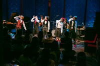 CUBERS「夏の“踊らないワンマン”～豪華なフルバンド編成！生演奏でお届けします～」の様子。（撮影：牛島康介）