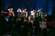 CUBERS「夏の“踊らないワンマン”～豪華なフルバンド編成！生演奏でお届けします～」の様子。（撮影：牛島康介）