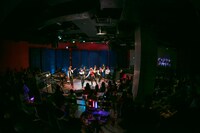 CUBERS「夏の“踊らないワンマン”～豪華なフルバンド編成！生演奏でお届けします～」の様子。（撮影：牛島康介）