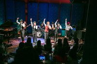 CUBERS「夏の“踊らないワンマン”～豪華なフルバンド編成！生演奏でお届けします～」の様子。（撮影：牛島康介）