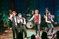 CUBERS「夏の“踊らないワンマン”～豪華なフルバンド編成！生演奏でお届けします～」の様子。（撮影：牛島康介）