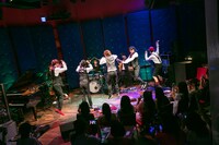 CUBERS「夏の“踊らないワンマン”～豪華なフルバンド編成！生演奏でお届けします～」の様子。（撮影：牛島康介）