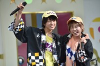 肩を組む風男塾の瀬斗光黄（左）と仮屋世来音（右）。