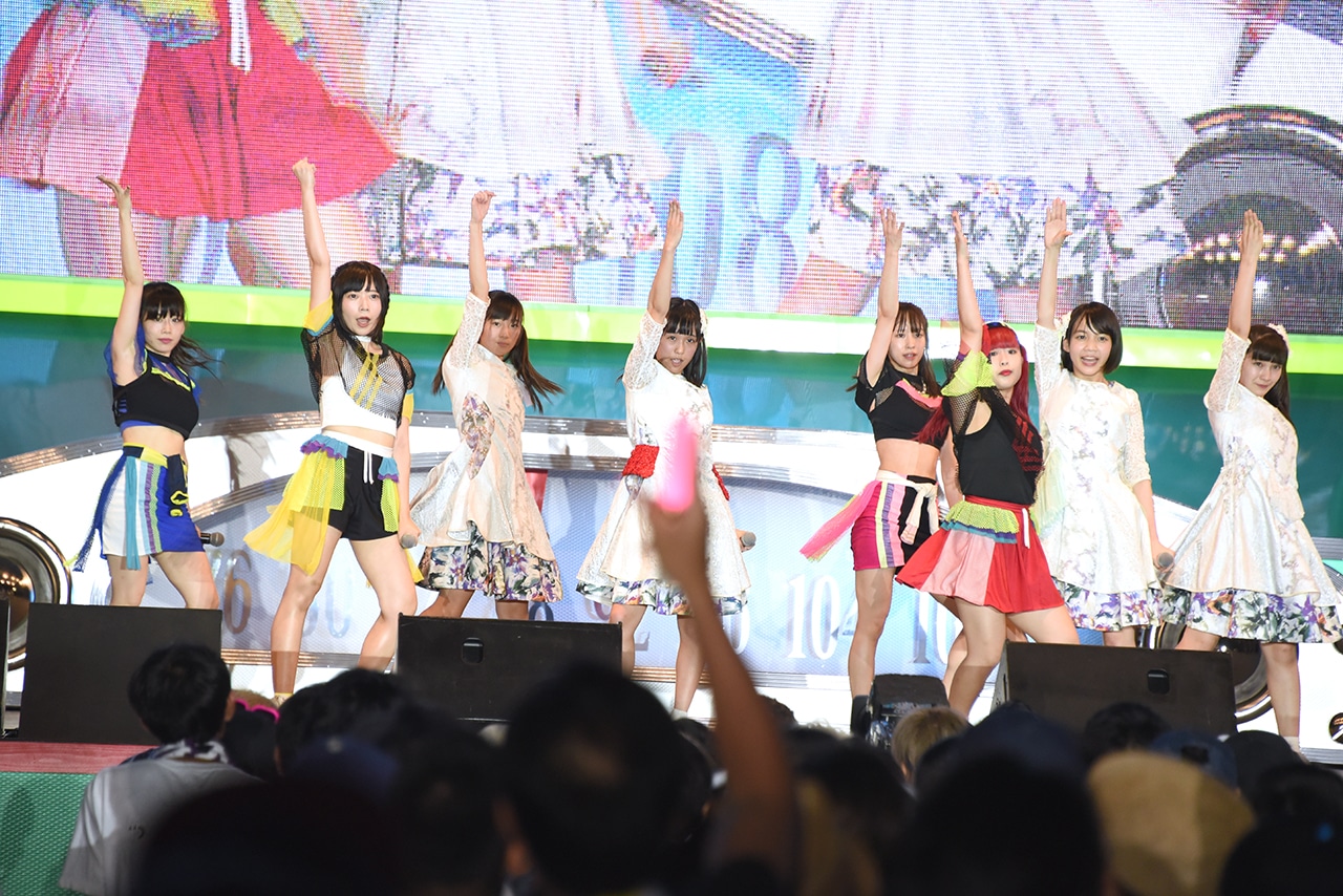 グランドフィナーレでパフォーマンスするフィロソフィーのダンスとsora tob sakanaによるコラボユニット“おどるオサカナ”。