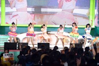 グランドフィナーレでパフォーマンスするFES☆TIVEと虹のコンキスタドールによるコラボユニット“虹のワッショイドール”。