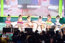 グランドフィナーレでパフォーマンスするFES☆TIVEと虹のコンキスタドールによるコラボユニット“虹のワッショイドール”。