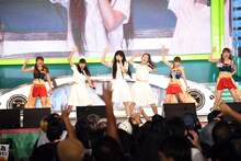 グランドフィナーレでパフォーマンスするアイドルネッサンスと大阪☆春夏秋冬によるコラボユニット。
