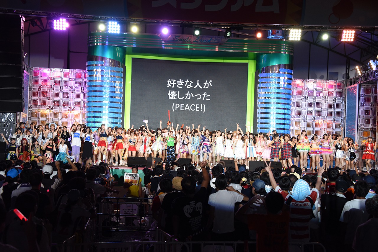 グランドフィナーレでモーニング娘。「ザ☆ピ～ス！」を歌う出演者たち。