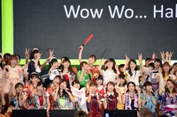 グランドフィナーレでモーニング娘。「ザ☆ピ～ス！」を歌う出演者たち。