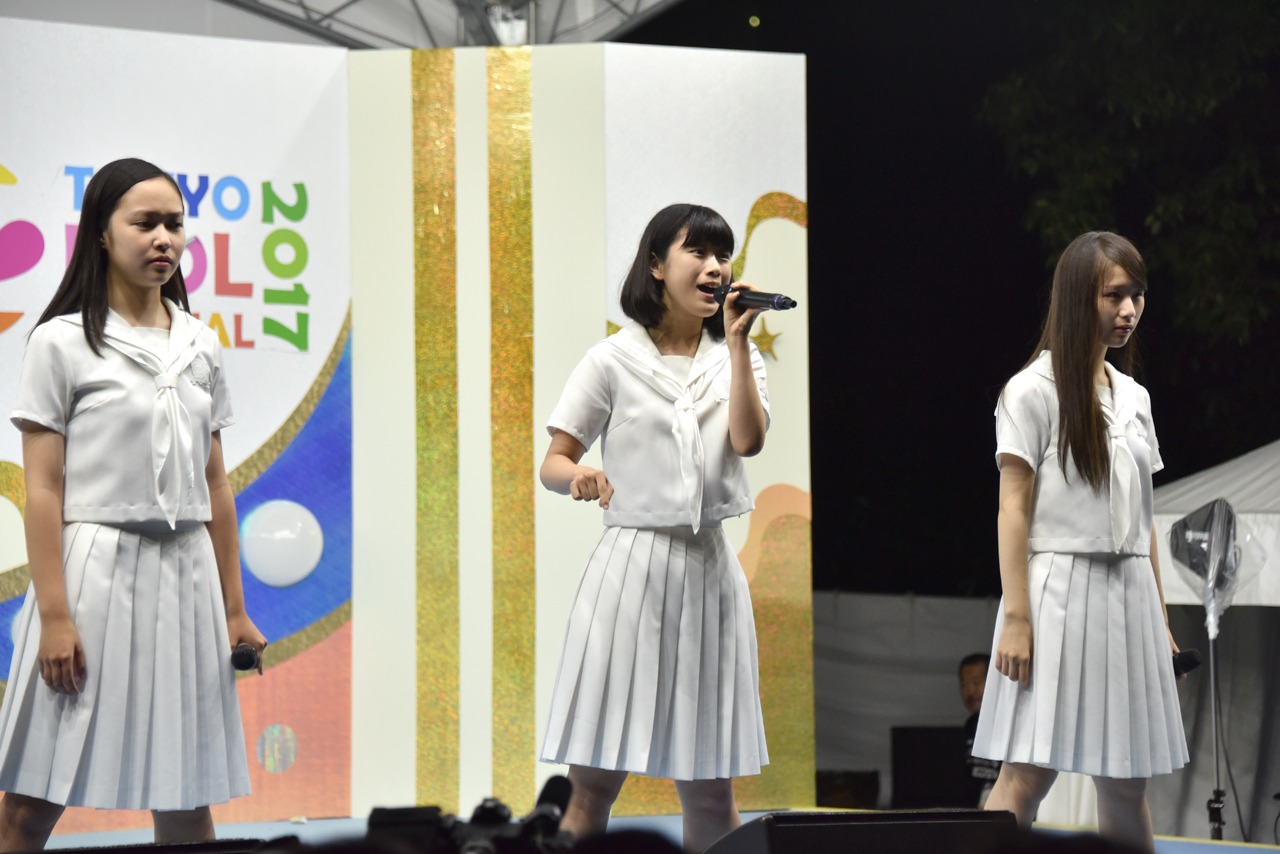「田園」の歌い出し、アカペラで「愛はここにある」とステージを指差す石野理子（中央）。