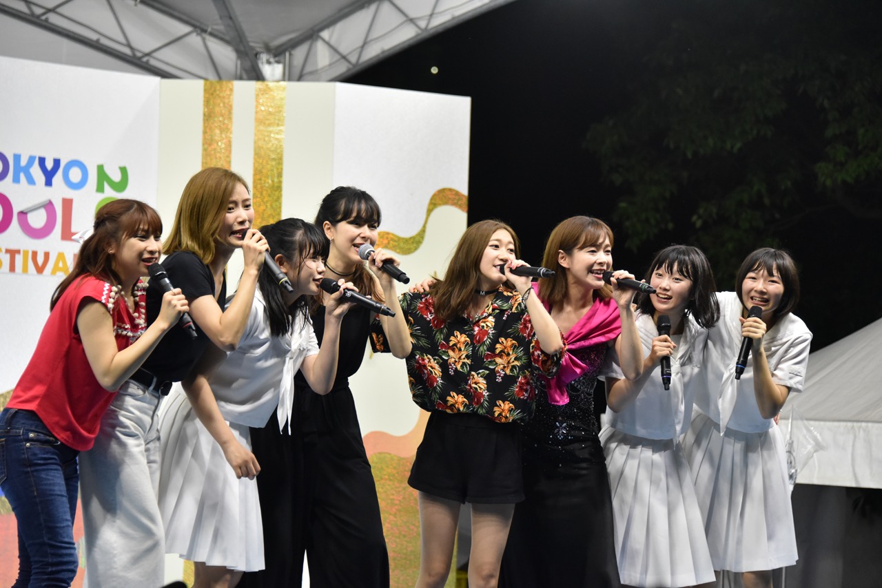 アイドリング!!!OBと「職業：アイドル。」を歌うアイドルネッサンスの原田珠々華（左から3番目）、石野理子（右から2番目）、野本ゆめか（右端）。