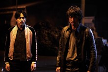 左から九十九（青柳翔 / 劇団EXILE）、琥珀（AKIRA / EXILE、EXILE THE SECOND）。