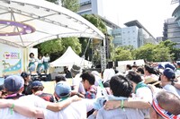 アカペラバージョンの「圧倒的なスタイル」を披露するNegicco。間奏では観客とかけ声を合わせて恒例のラインダンスで盛り上がった。