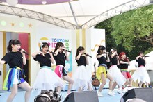 フィロソフィーのダンスとsora tob sakanaの合体ユニット「おどるオサカナ」によるライブパフォーマンスの様子。