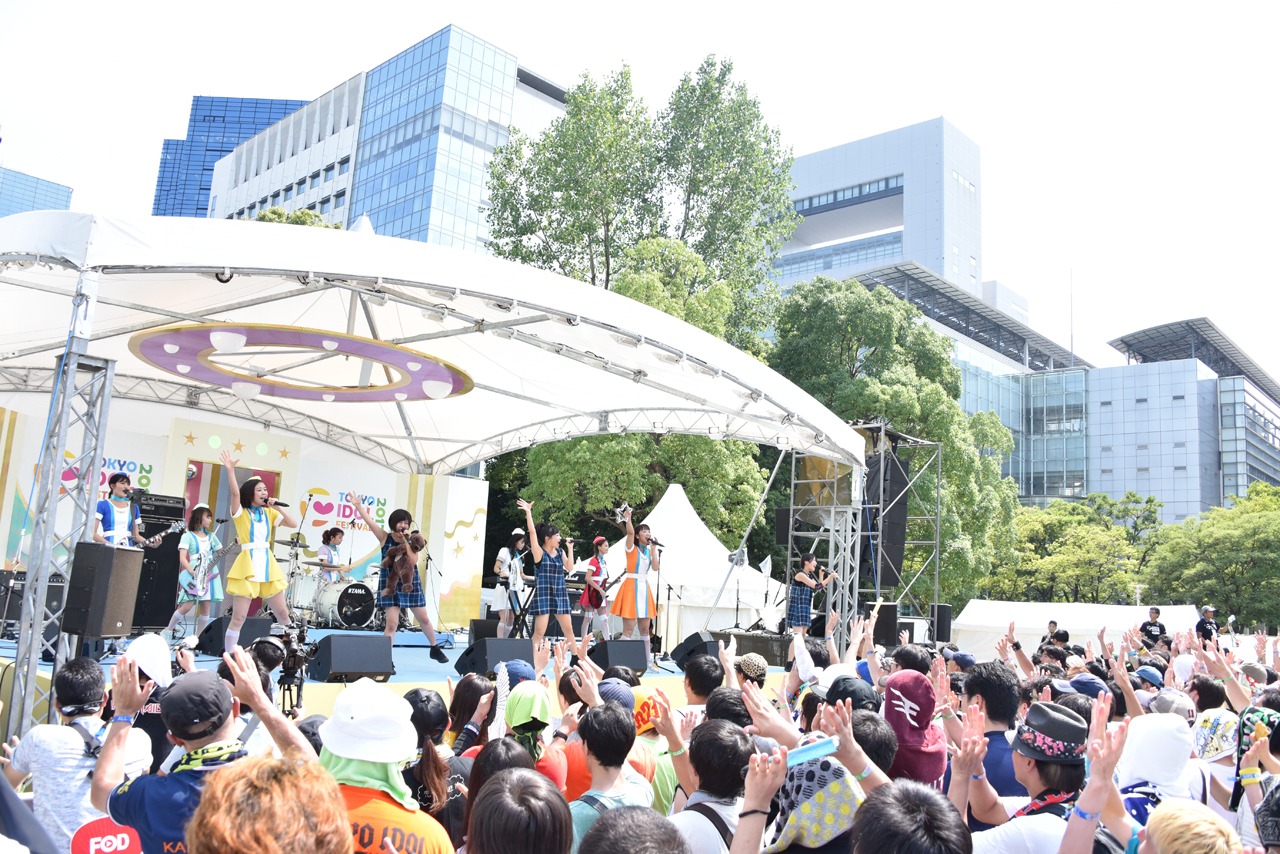 バンド編成のPASSPO☆とあゆみくりかまきによるコラボレーションの様子。
