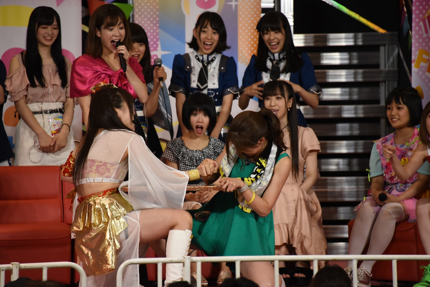 森咲樹 アップアップガールズ（仮）に腕相撲を仕掛けるも惨敗する伊藤麻希（LinQ）（左）。