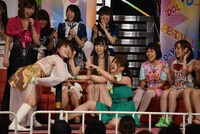 森咲樹 アップアップガールズ（仮）に腕相撲を仕掛けるも惨敗する伊藤麻希（LinQ）（左）。