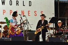 左からのん、鈴木慶一。（Photo by TEAM LIGHTSOME）