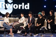 インタビューに応えるUVERworld。 （C)NTV